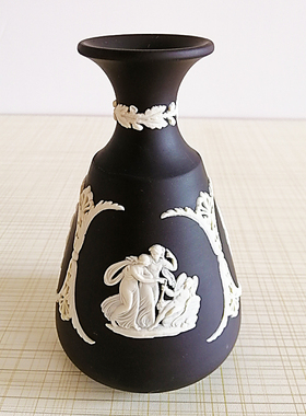 wedgwood浮雕欧式风小号台面花瓶