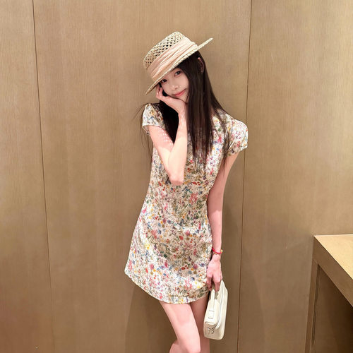 法式田园风碎花连衣裙女夏度假风复古圆领泡泡袖甜美掐腰气质短裙
