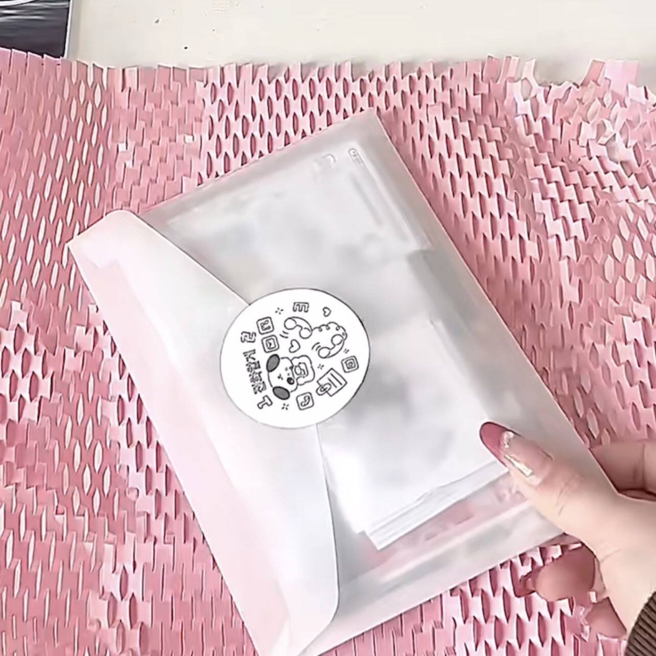 고급스러운 스타일의 중공 벌집 종이 카드 포장 및 배달 포장 선물 포장 충격 방지 보호 포장지