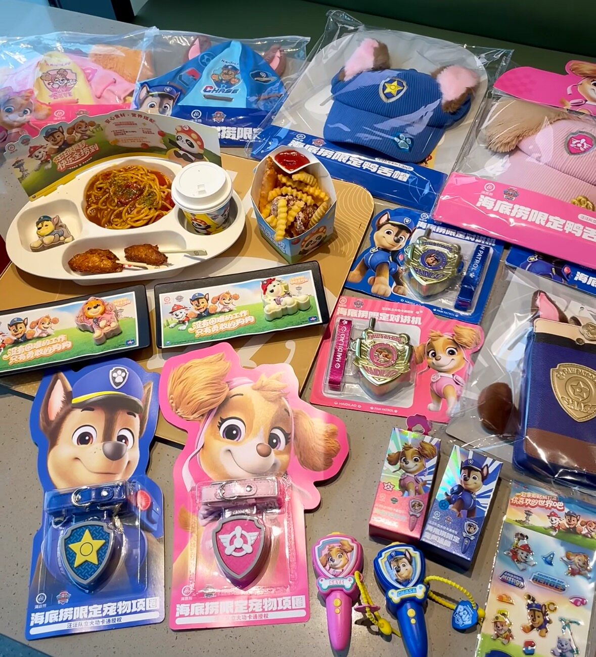 【正品代购】海底捞联名汪汪队限定周边对讲机变身话筒投影灯鸭舌图片