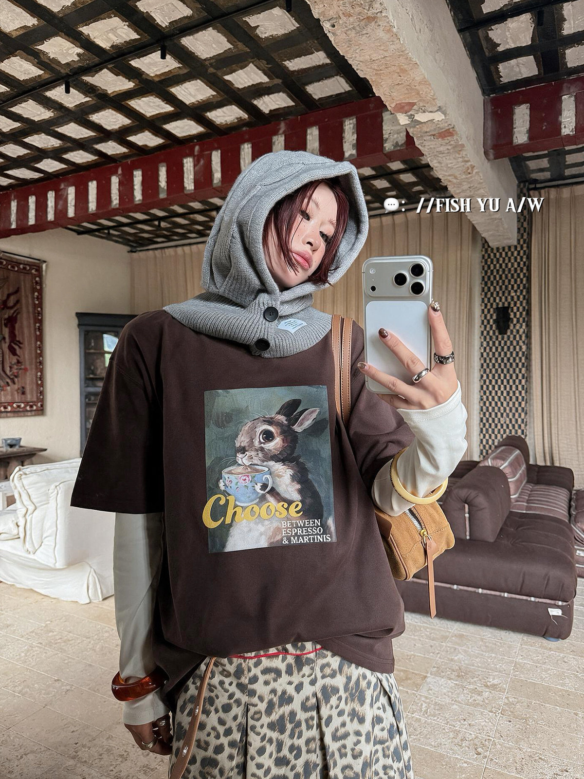 FISH YU冬美式复古油画风兔子白墨印花圆领磨毛宽松短袖T恤626631