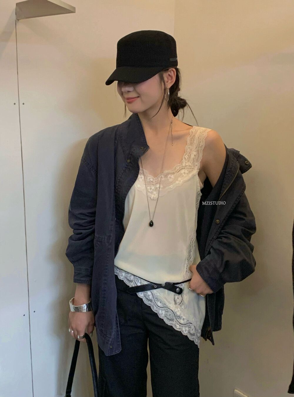 MZI STUDIO韩调秋日蕾丝花边v领不规则下摆轻熟性感背心A10379