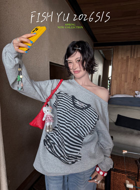 YU早春新款2026美式辣妹风3D条纹印花宽松斜肩卫衣大版上衣女