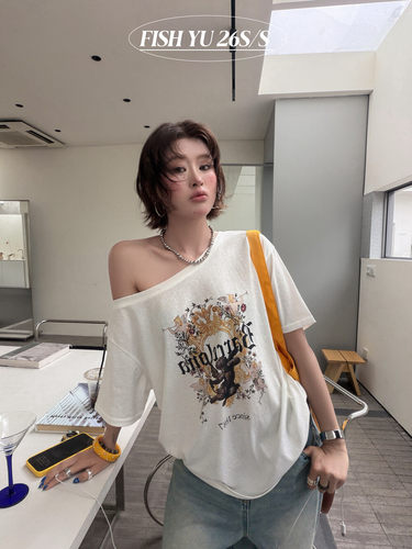FISH YU夏美式复古天使字母元素白墨印花斜肩宽松短袖T恤大版女