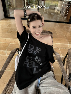 YU夏新款美式复古辣妹风虚幻英文字母白墨印花斜肩宽松短袖T恤