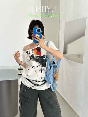 YU夏新品休闲美式涂鸦艺术感斜肩宽松短袖T恤上衣女26126