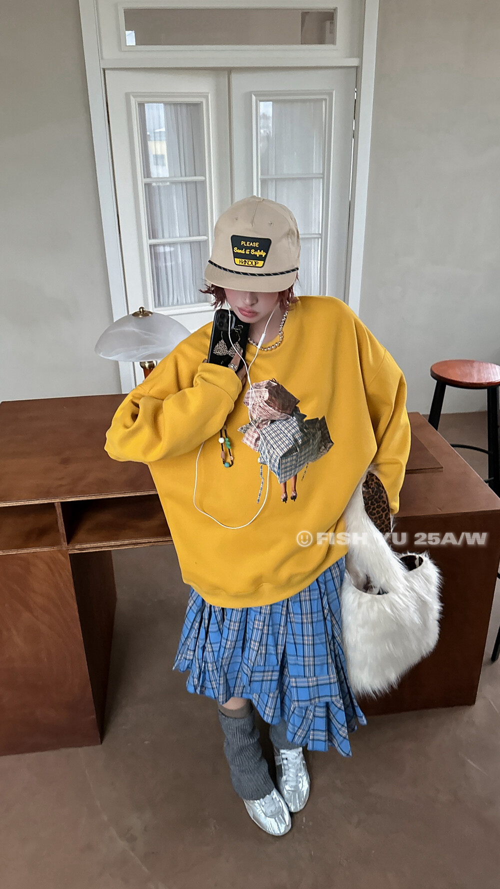 YU美式趣味袋中人前后字母印花复合银狐绒宽松休闲加绒卫衣25663