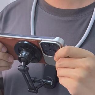 挂在脖子上的手机支架手机磁吸挂脖式支架旅行钓鱼骑行第一人称视