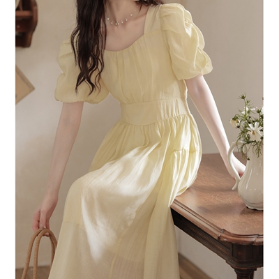 米黄色泡泡袖连衣裙女夏新款高级感茶歇法式温柔风收腰a字裙