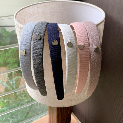 少女美学！薄针织爱心吊坠发箍百搭纯色布艺窄边头箍复古外戴发饰 - 封面