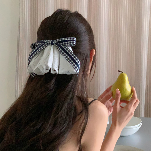 温柔甜茶。藏青格纹蝴蝶结蕾丝裙摆弹簧夹氛围感半扎发卡飘带顶夹