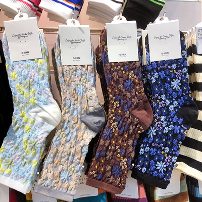 【她他韩袜】韩国进口女袜秋冬新款棉袜复古浮雕小花中筒舒适2114