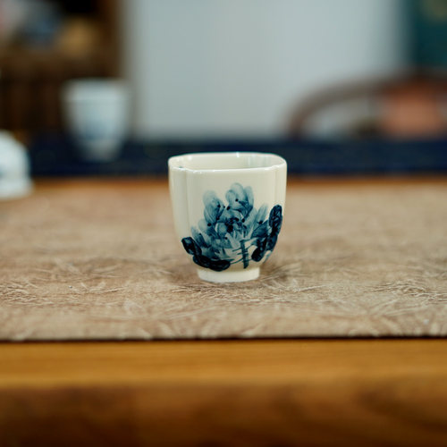景墨春风手绘青花牡丹四方杯