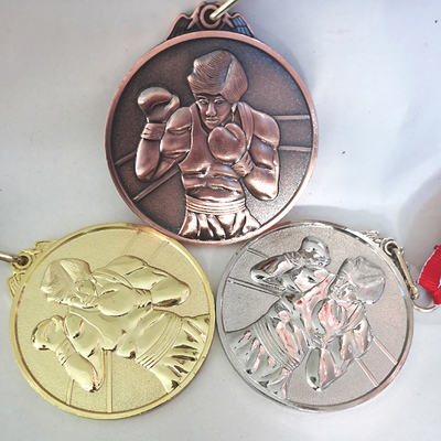 拳击比赛奖牌斯琳娜送彩带