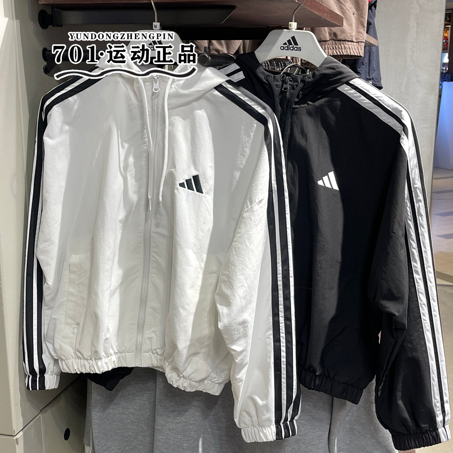 adidas女三条纹连帽短款外套图片