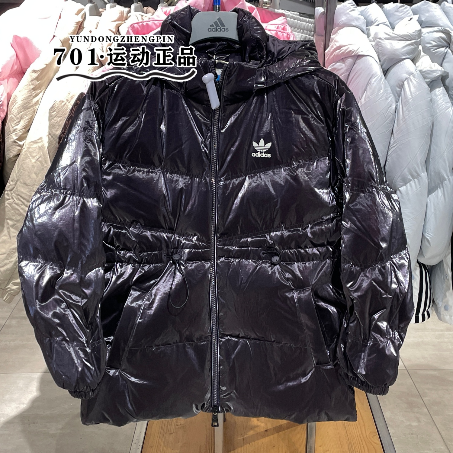 三叶草女子羽绒服可收腰连帽