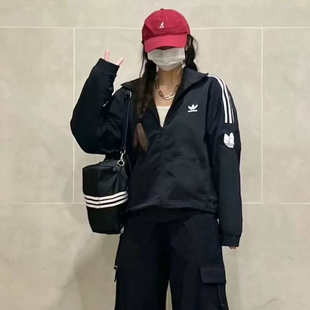 阿迪达斯三叶草开学季外套男女同款刺绣logo时尚百搭夹克JL8396