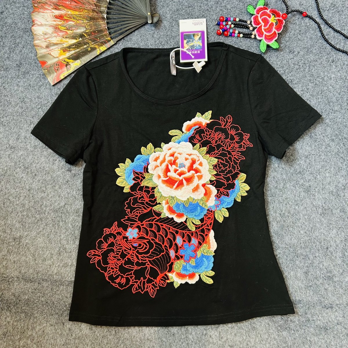 妃嬛民族风圆领纯棉女装重工刺绣绣花T恤--鲤鱼牡丹刺绣短袖T恤