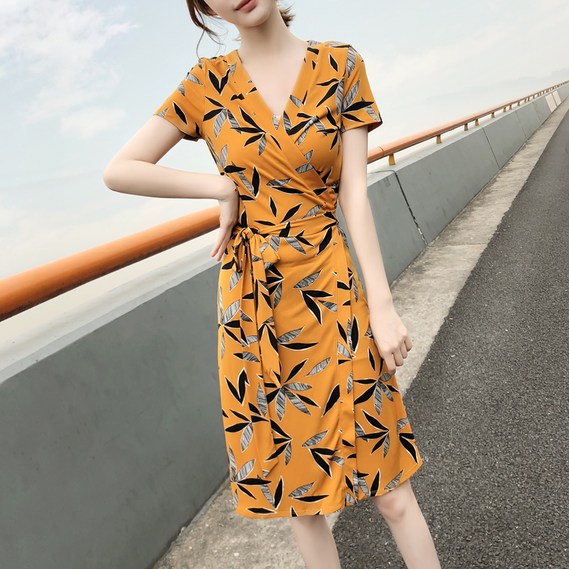 连衣裙女夏2018新款女装收腰显瘦法式一片式姜黄色印花短袖裹身裙