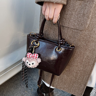 高级感复古斜挎包包女2026新款时尚百搭单肩包超火手提水桶包女包