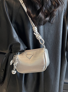 超火银色小包包女士2026新款时尚百搭单肩斜挎包高级感通勤小方包