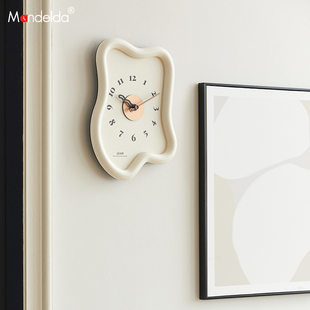 Mandelda免打孔奶油风客厅挂钟现代简约钟表家用餐厅大气时钟挂墙