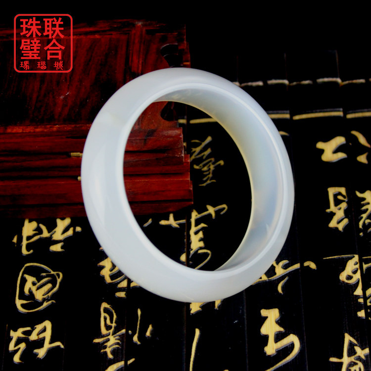 马达加斯加　天然白色冰种玛瑙加宽加厚手镯子海洋玉髓女士首饰品