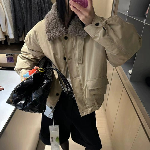 现货2025冬季新款韩版撞色羊羔毛翻领工装派克巴恩风羽绒服