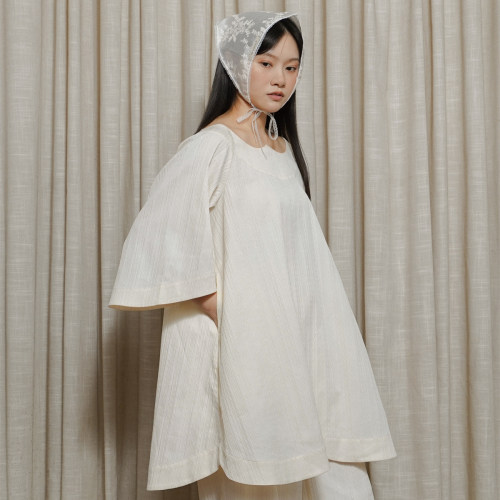 花瓣领插肩肌理面料喇叭袖