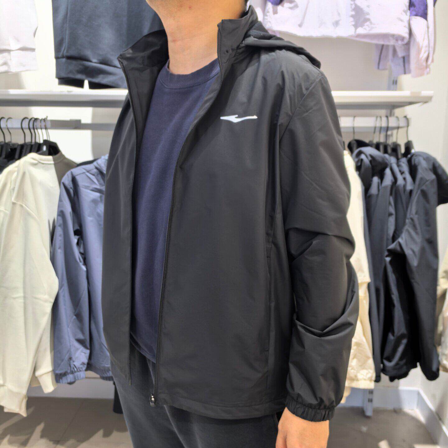 鸿星尔克运动风衣男子2026春季综训休闲防风外套上衣11226101121
