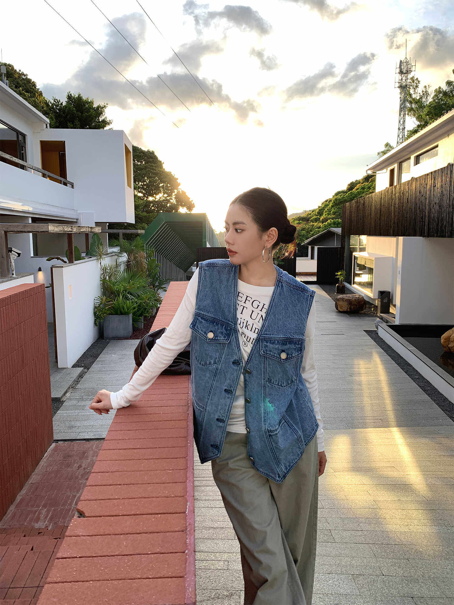 港风复古牛仔马甲女夏2025新款春秋 V领设计感无袖背心开衫外套