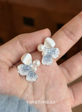 方糖家 天空蓝色碎晶拉丝蝴蝶耳环小众耳钉2026新款爆款春天耳饰