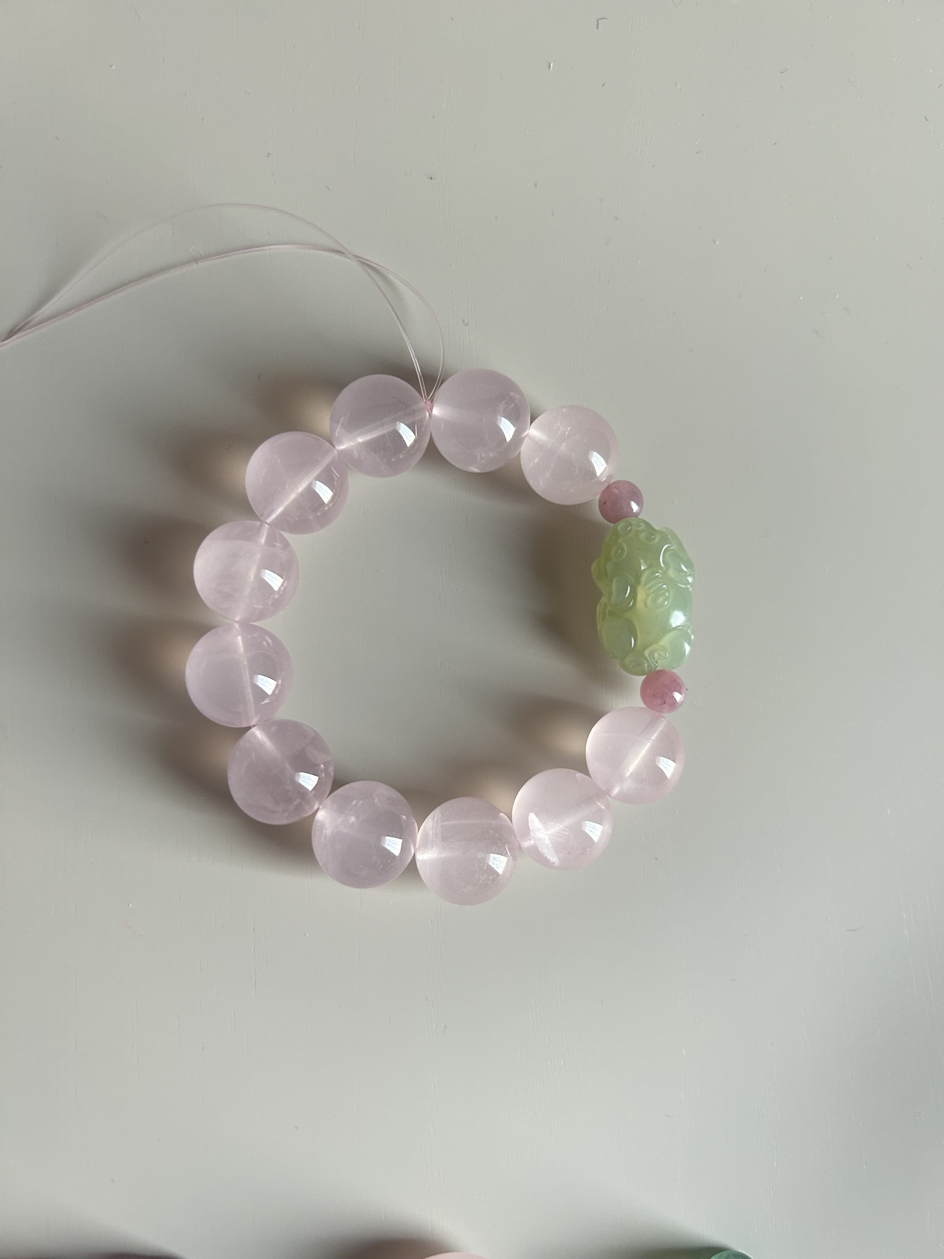 天然无染色粉水晶手串顶珠貔貅／龙龟／天珠等（后台选顶珠）女款