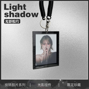 iu李知恩周边钥匙扣新款光影反转胶片包包挂件应援潮流挂饰送礼物