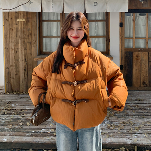 复古焦糖色立领短款羽绒服女2025冬季牛角扣加厚面包服白鸭绒外套
