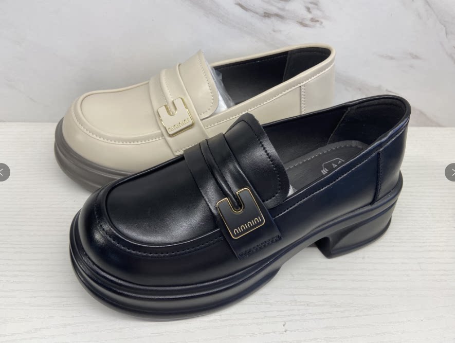 飞鸵真皮单鞋女粗跟方头乐福鞋女金属扣百搭英伦风小皮鞋穆勒