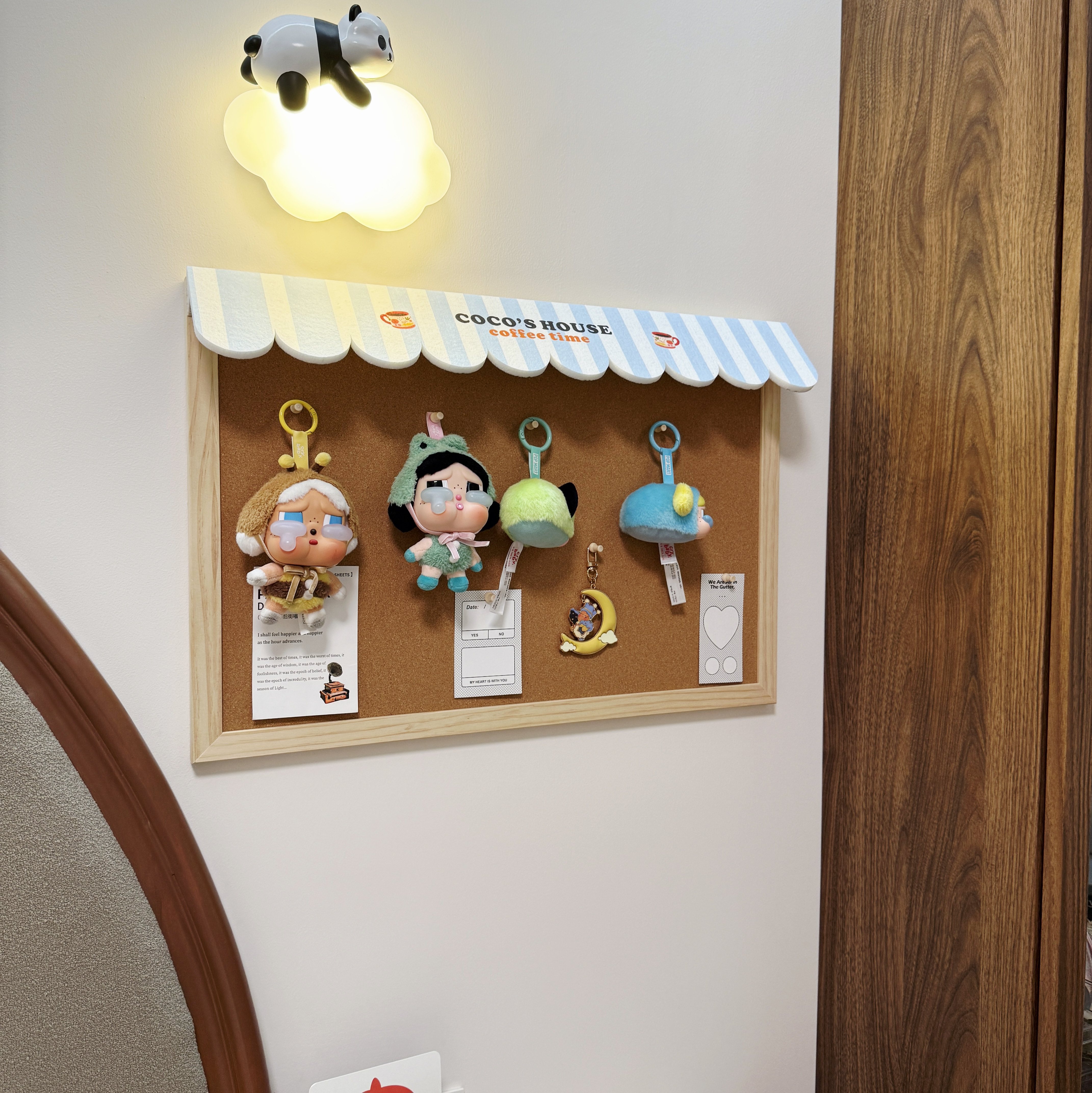 好看的实木屋檐软木板毛毡板照片毛绒玩具收纳展示墙背景留言板