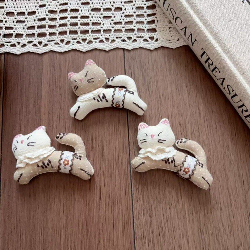 森系小清新卡通花边奔跑小猫咪布艺胸针包包挂件饰品