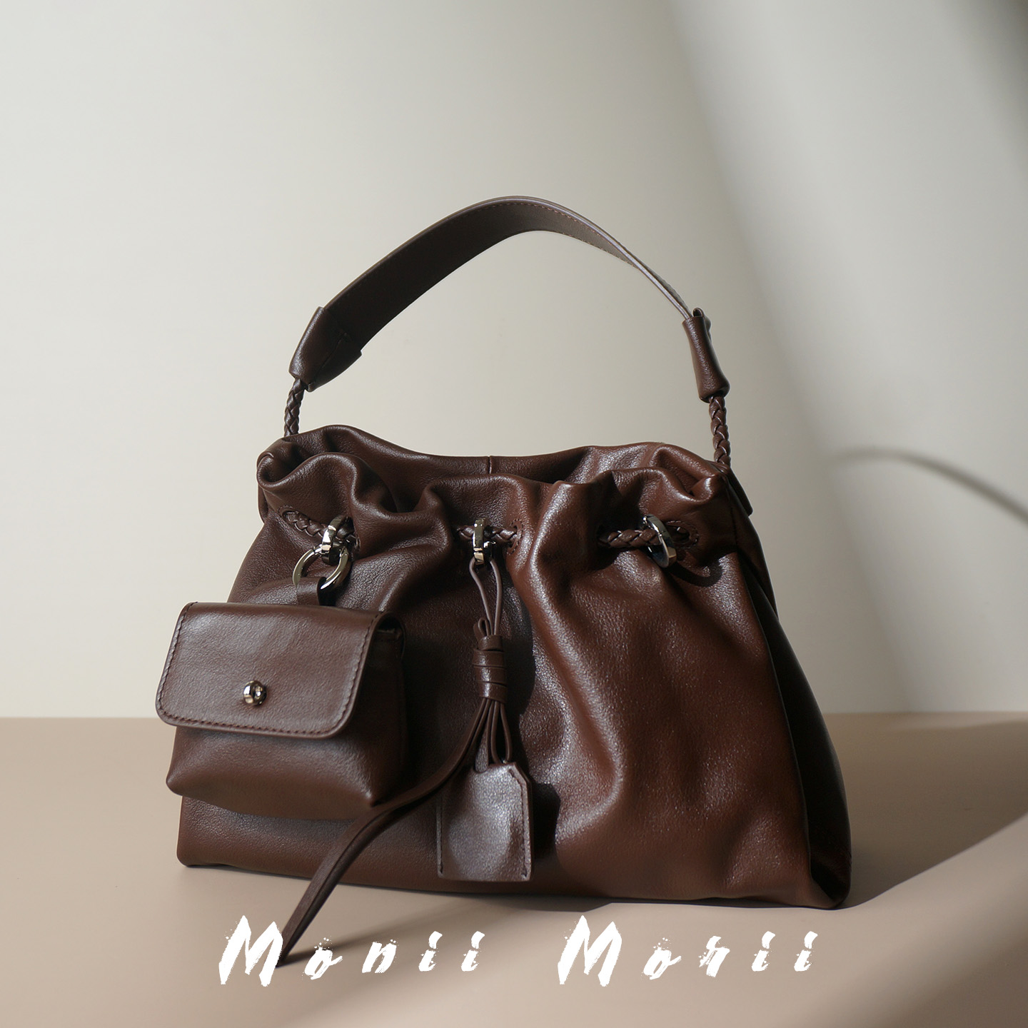 怪兽君小众真皮水桶包抽绳褶皱