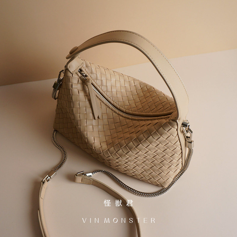 怪兽君2025新款小众真皮编织饺子包牛皮链条斜挎包女枕头包手拎包