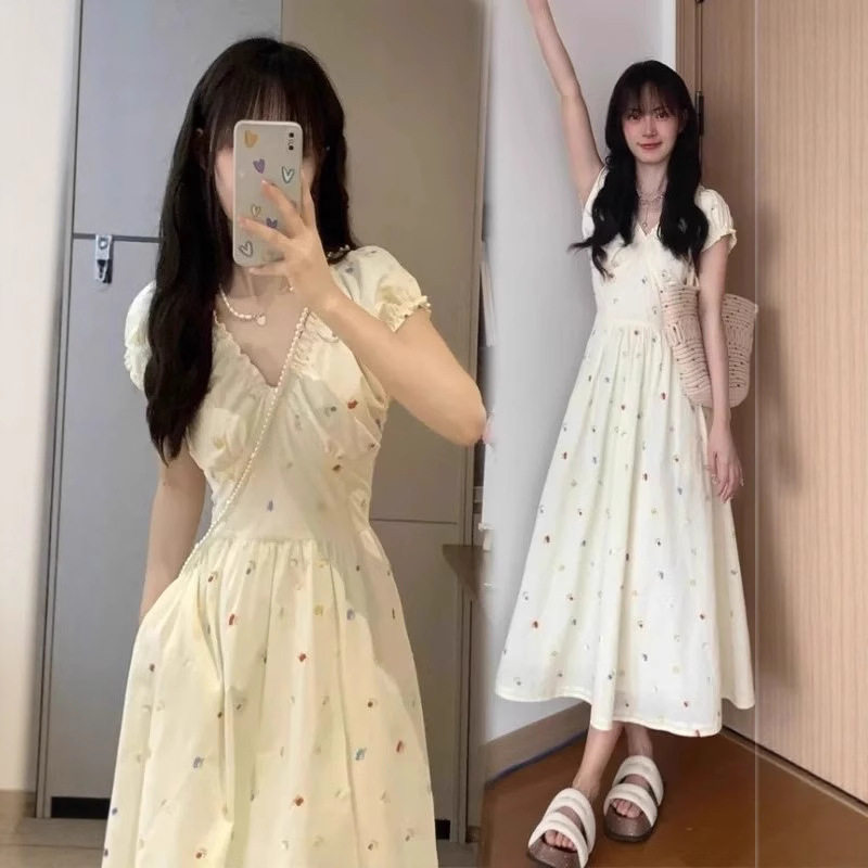 茶歇法式设计感v领杏色连衣裙女春季温柔小个子收腰显瘦气质长裙