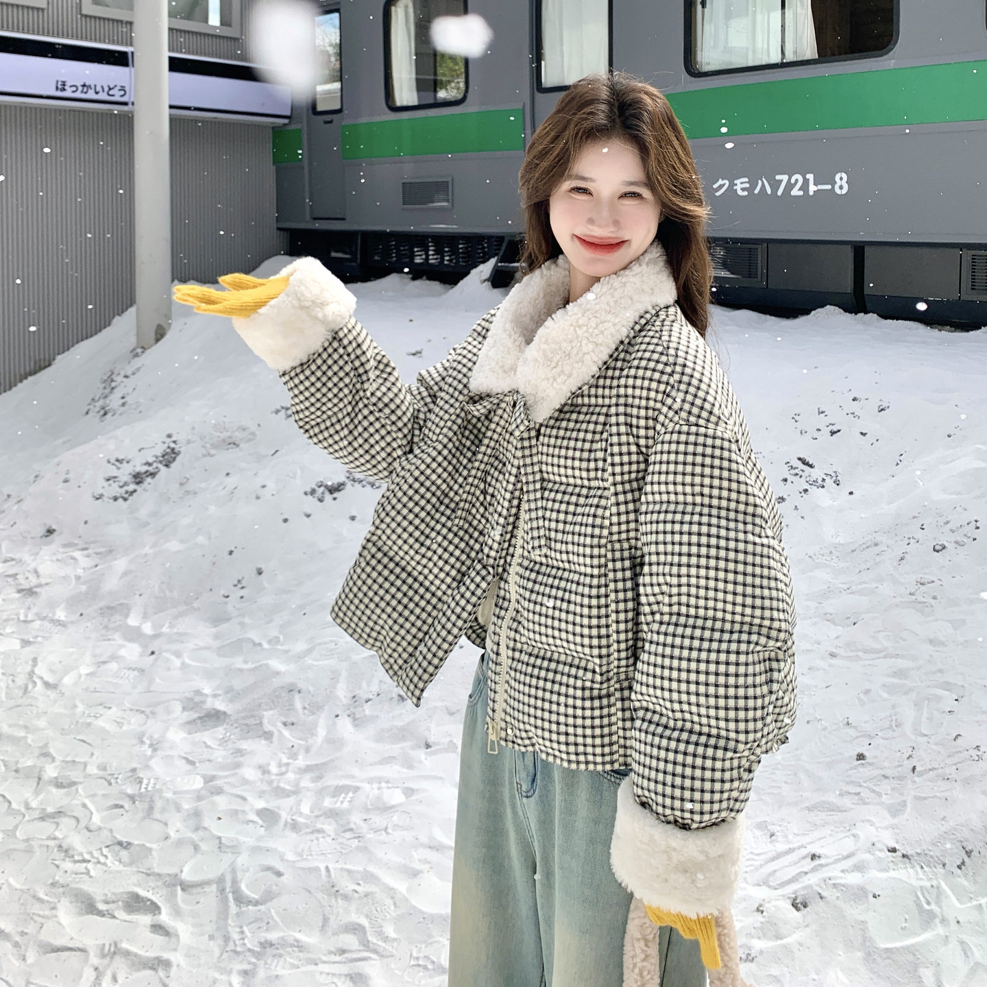 羊羔毛拼接格子短款羽绒服女冬2025超火好看高级小众加厚保暖外套,女装羽绒服,2B186