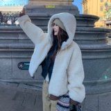 新款图连帽羊羔毛皮毛一体外套8153p1200k298，女装皮草，浙宝186