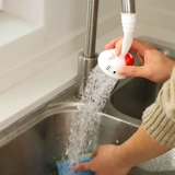 Японское разгибание к смесительству установлено в водопроводном водопроводе.