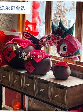 2025新年彷真酒坛毛绒玩具中式D装饰摆件过年春节饭店铺场景布置