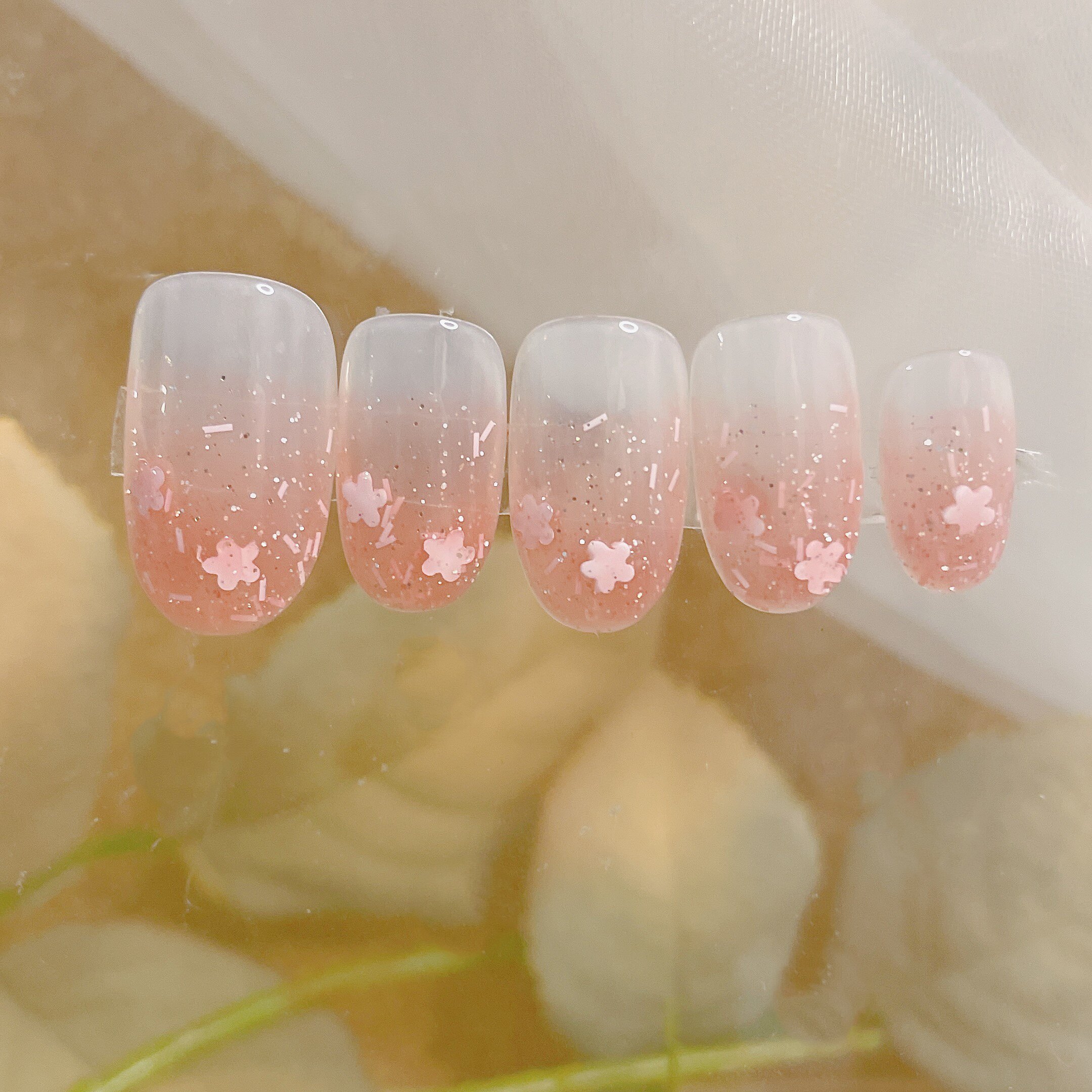 yee原创定制 腮红透粉晕染渐变细闪亮片花穿戴美甲假指甲贴片乳白