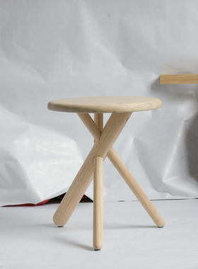 白蜡木家用圆凳 Tikku Stool 芬兰设计师时尚实木凳子 简约餐凳