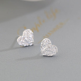s925纯银锡箔纹爱心耳钉女夏简约气质小清新桃心形养耳洞耳饰女