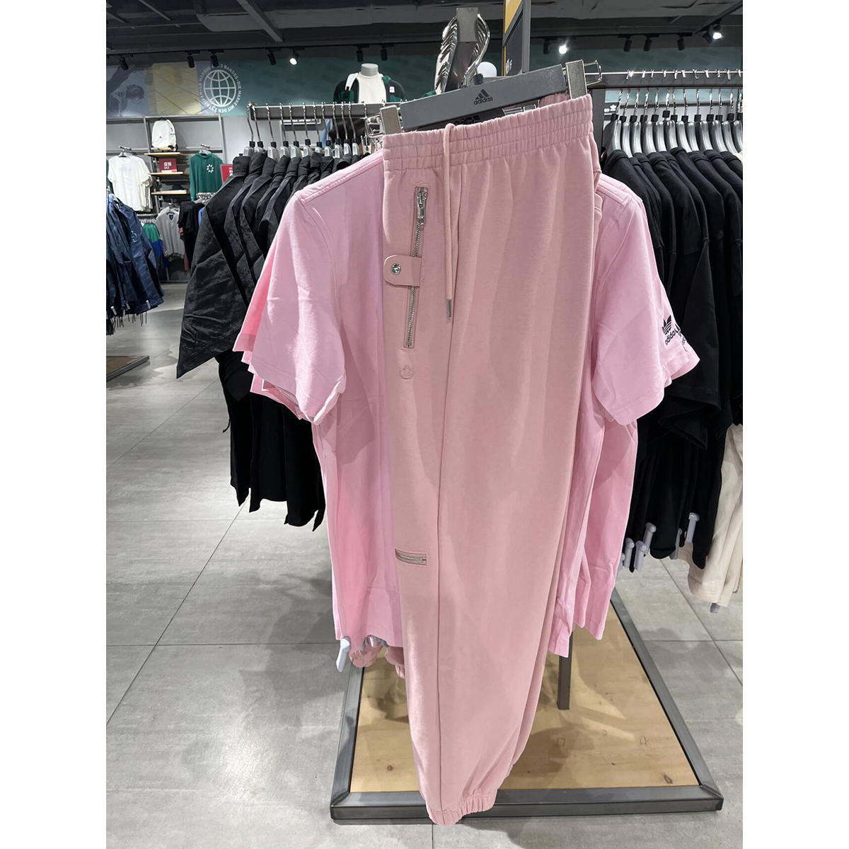 正品Adidas/阿迪达斯三叶草春季男子宽松休闲运动束脚长裤HH9432