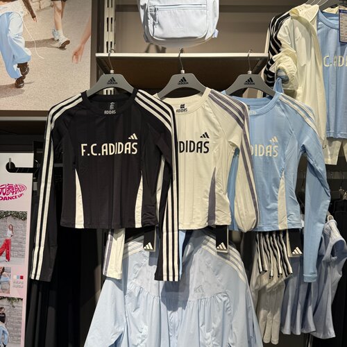 Adidas阿迪达斯女26秋新款长袖T恤足球风休闲修身套头衫KZ4170